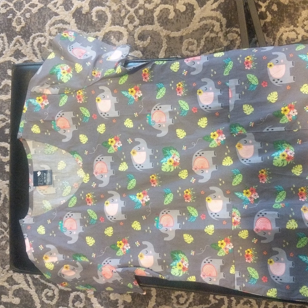 Zoe+Chloe size XS scrub top. Brand new with tag